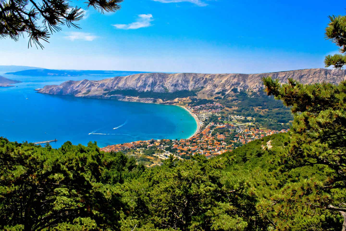 Toller Blick auf die traumhaft schöne Bucht der Stadt Baska auf der Insel Krk