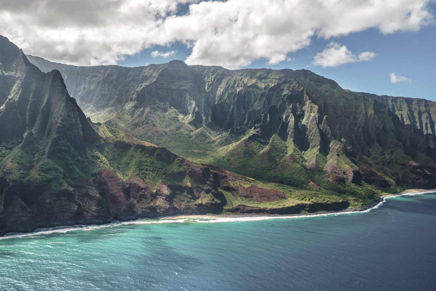 Beste Reisezeit Hawaii: Blick auf Napali Küste auf der Insel Kauai