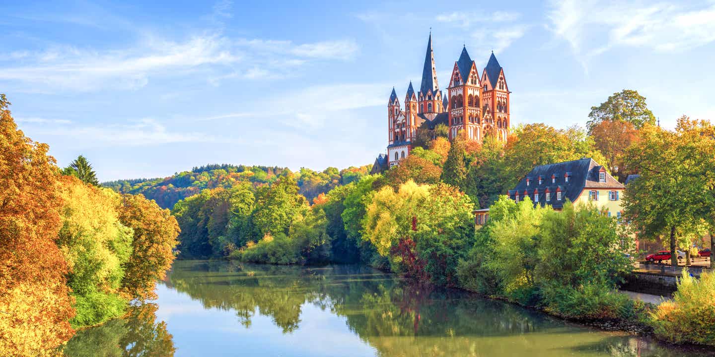 Blick über den See auf das Schloss von Limburg an der Lahn