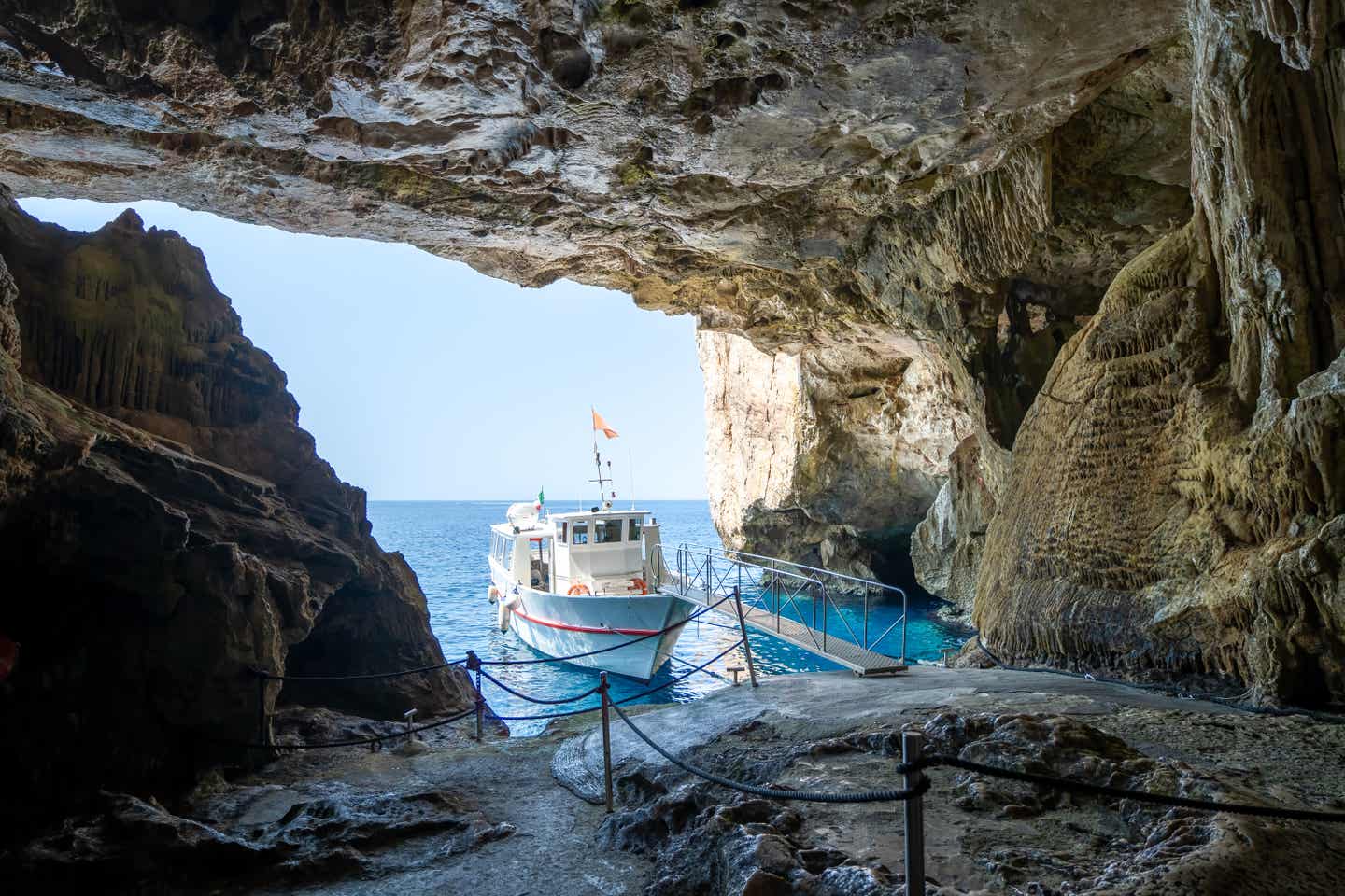 Boot zwischen den Felsen der Grotte