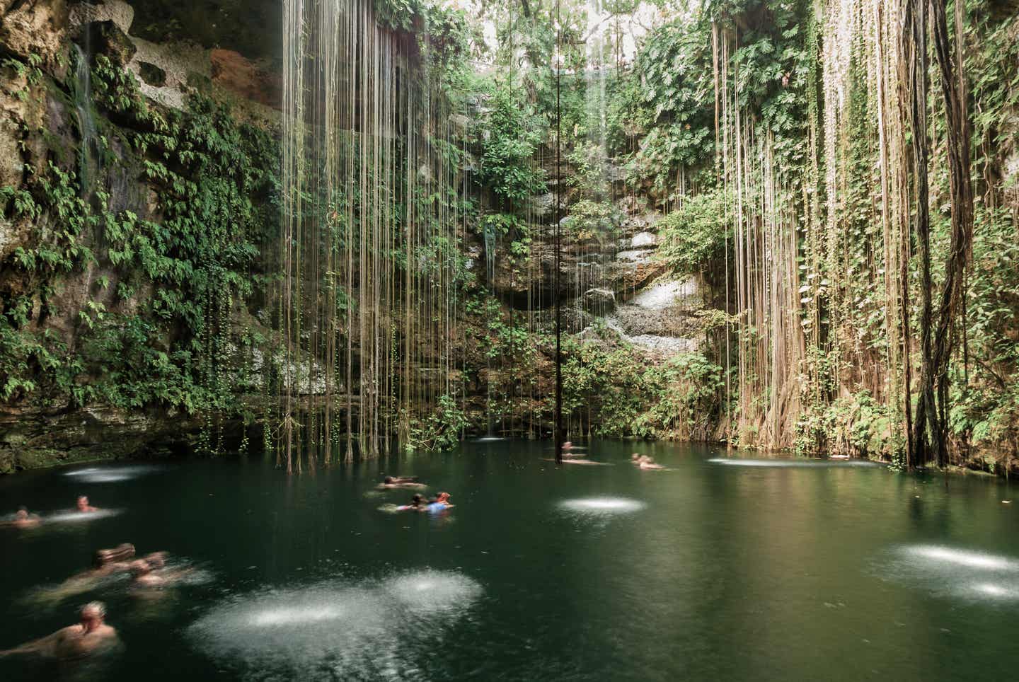 Playa del Carmen Urlaub mit DERTOUR. Badende in der Cenote Ik Kil bei Chichen Itza