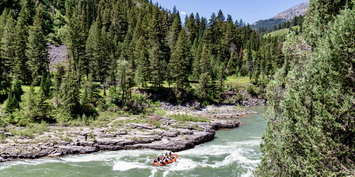 Ein rotes Boot beim Wildwasser-Rafting auf dem Snake River in Wyoming