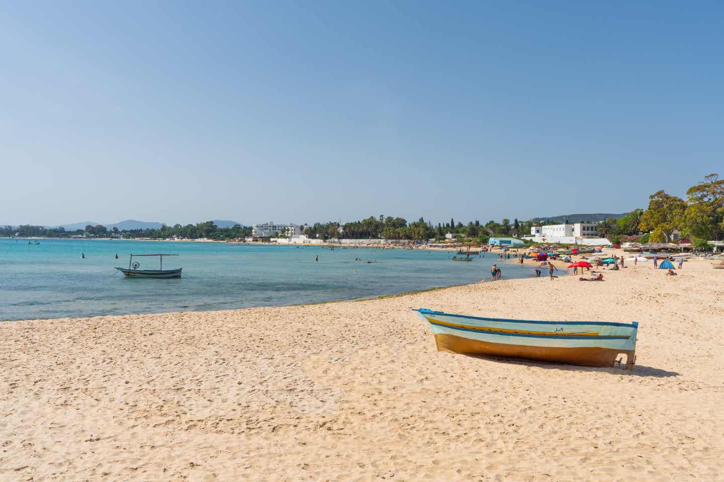 Traditionelles Fischerboot am Strand von Hammamet, Tunesien