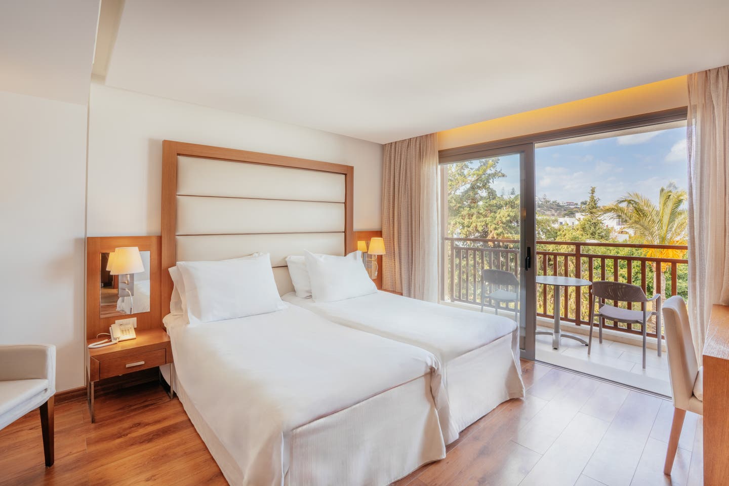 Blick auf Doppelbett und Balkon der Suite Premium Meerblick