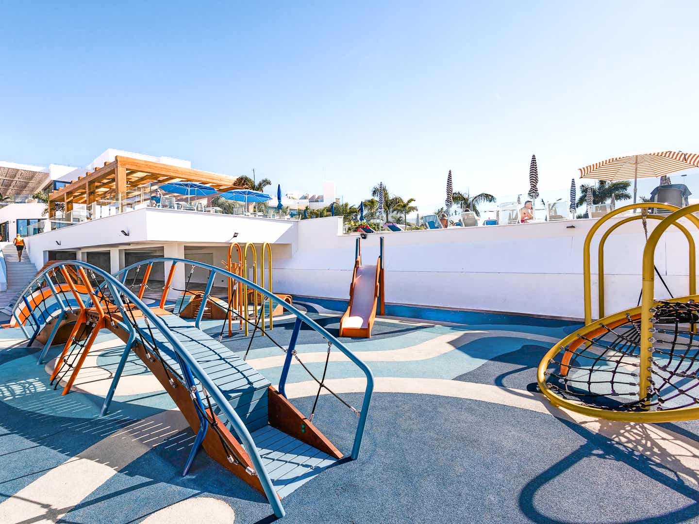 Spielplatz mit Kletterelementen und Rutsche im Familienhotel Servatur Puerto Azul auf Gran Canaria