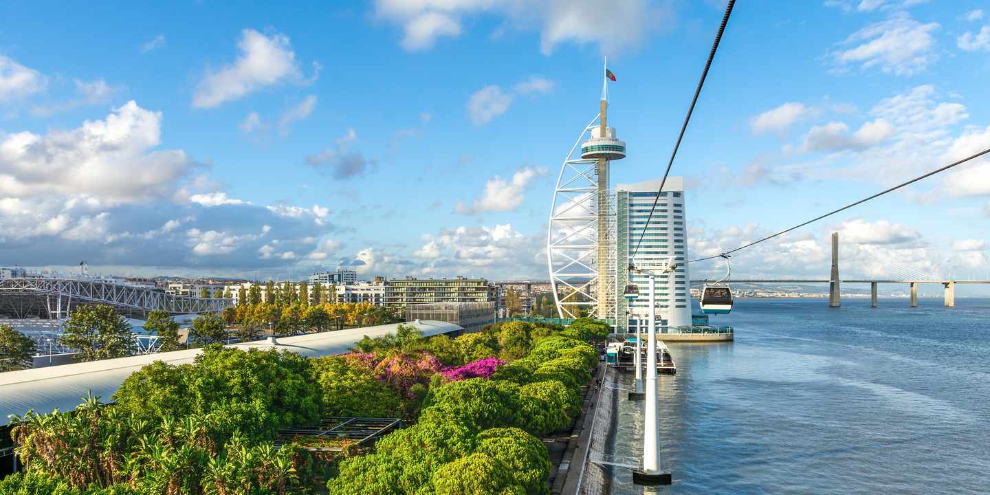 Parque das Nações in Lissabon mit Vasco-da-Gama-Turm und Seilbahn am Tejo-Ufer