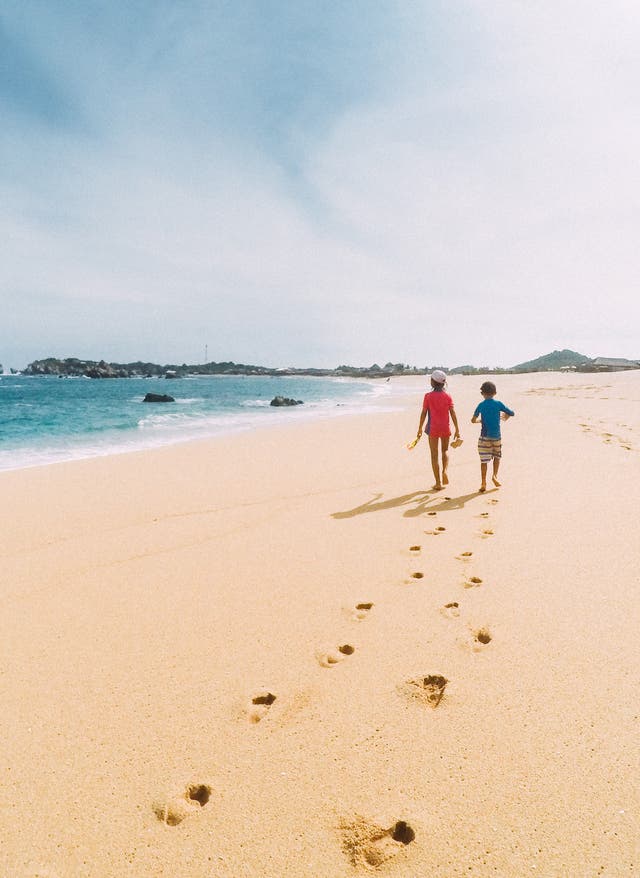 Familienurlaub Mexiko Mexiko mit Kindern: Spaziergang am Strand von Oaxana