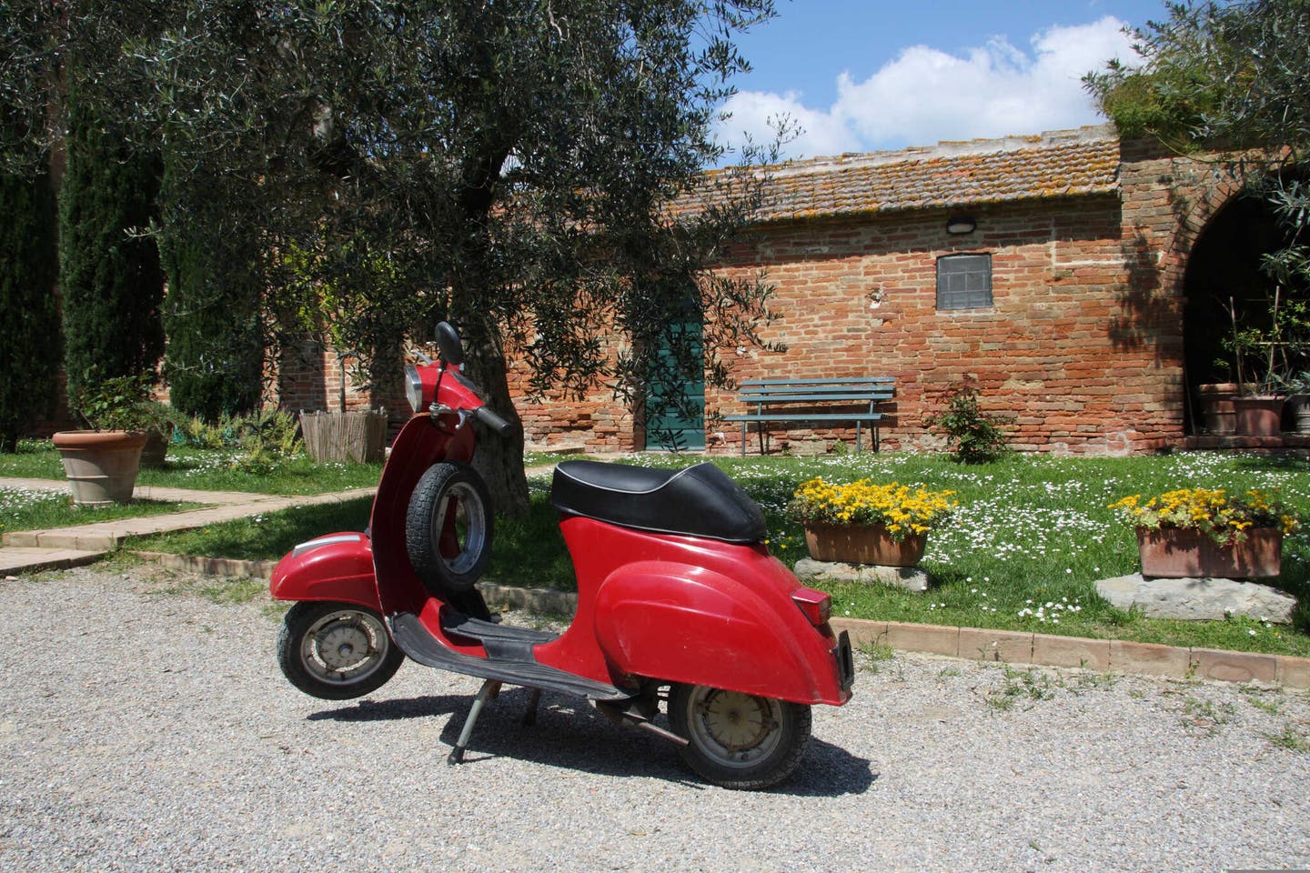 Vespa steht vor einem italienischen Haus