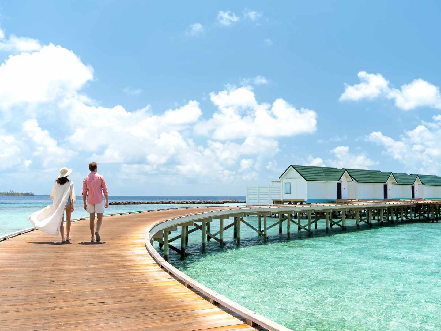 Paar auf dem Weg zurück zu dem Zimmer eines Overwater Bungalows