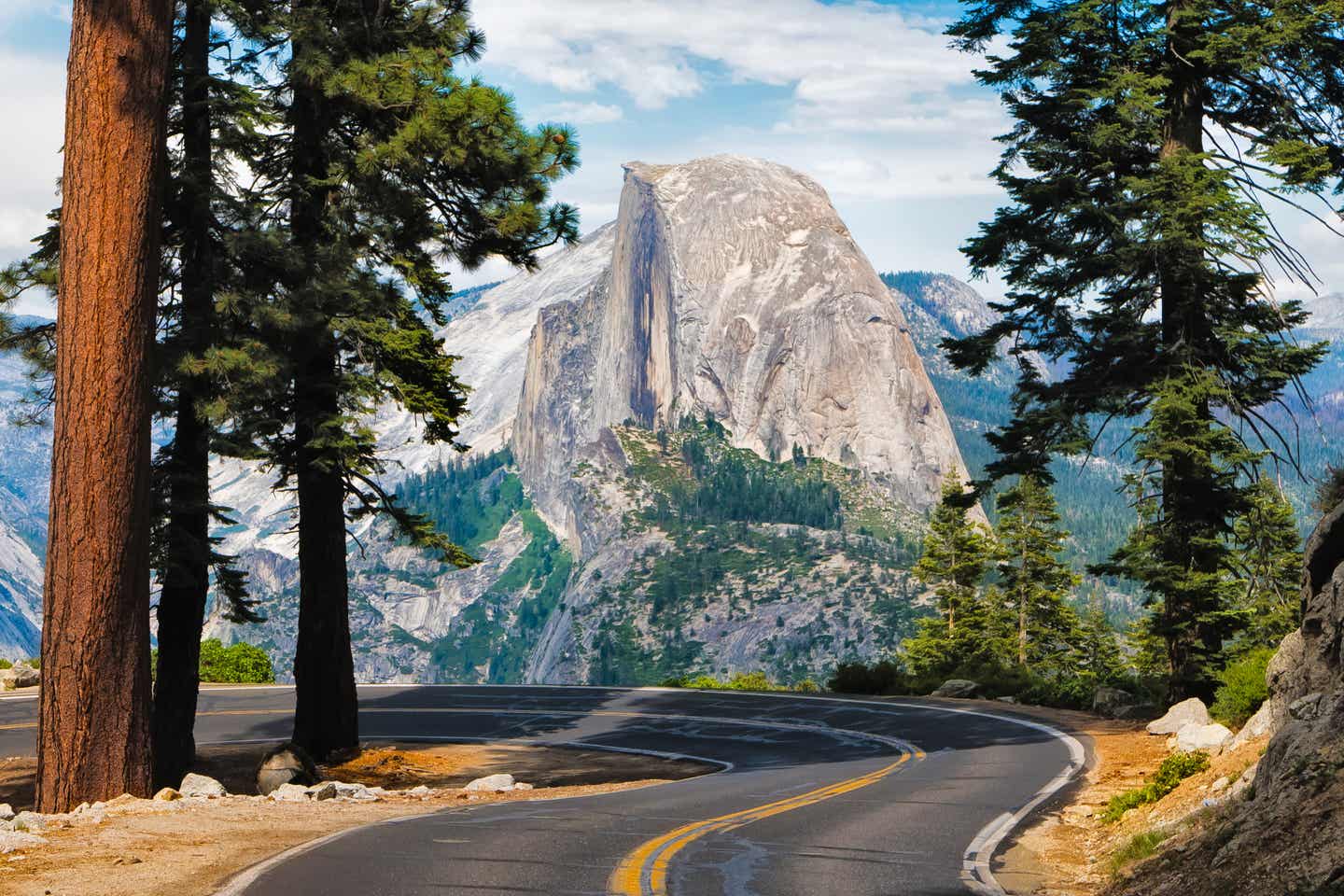 Straße zum Yosemite-Nationalpark in Kalifornien