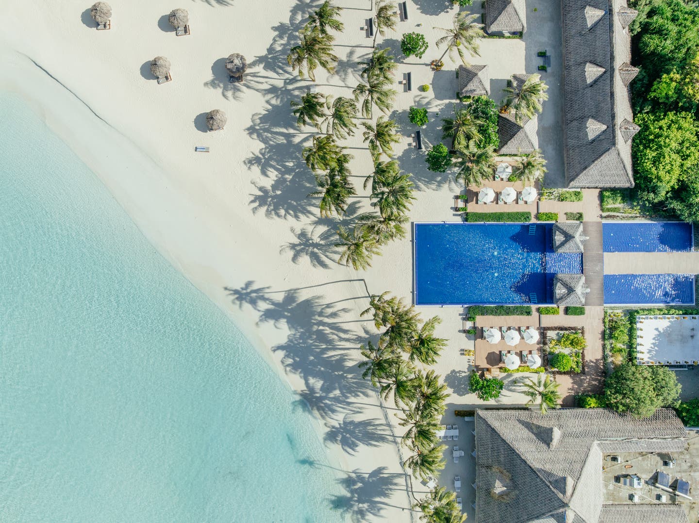Topshot einer Drohne auf Pool und Hotelgebäude