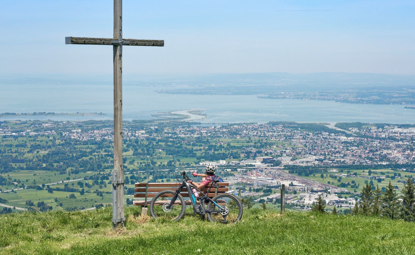 Ein Fahrrad am Bodensee bei Sonnenuntergang