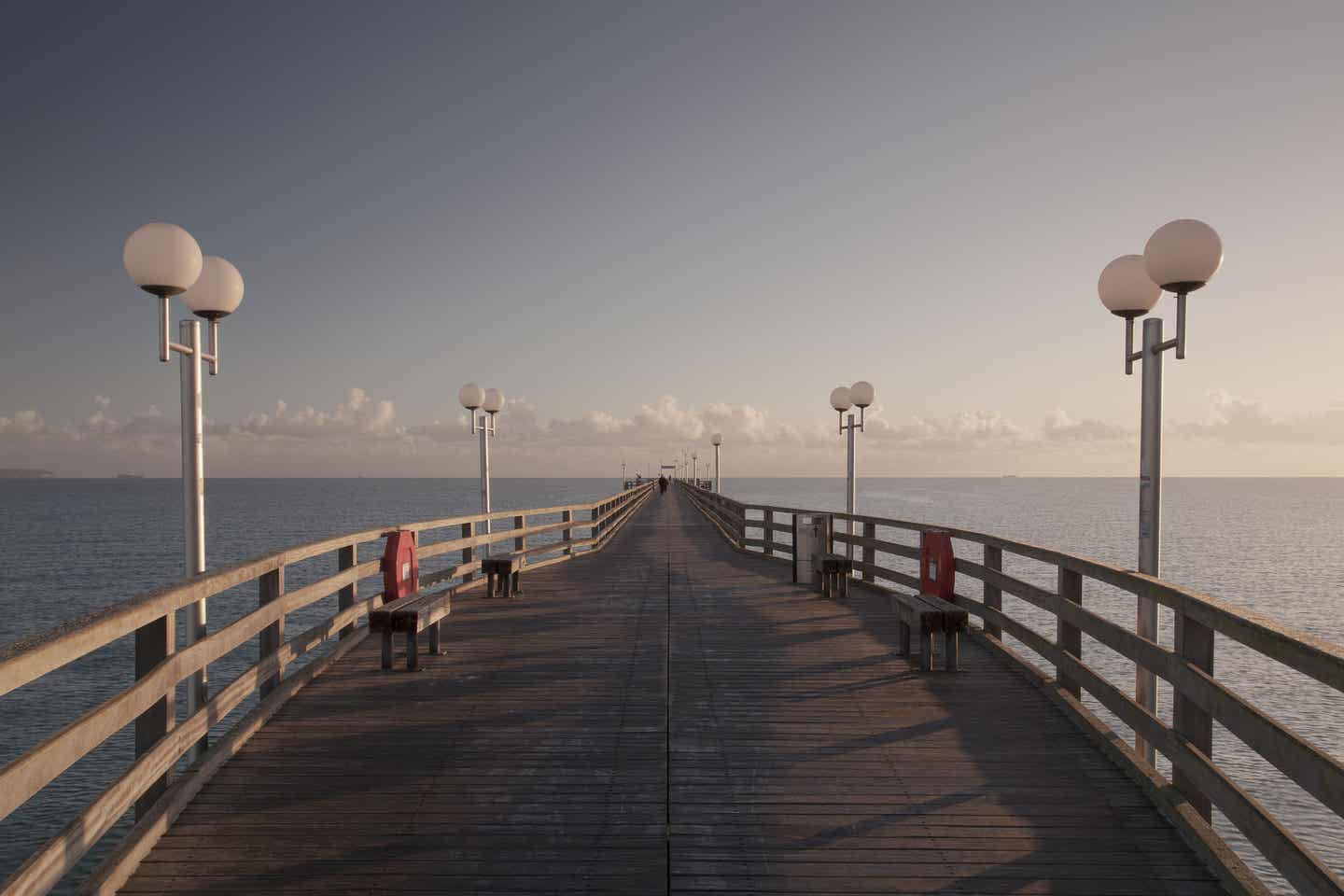 Binz Urlaub mit DERTOUR. Blick über die lange Seebrücke von Binz am frühen Abend