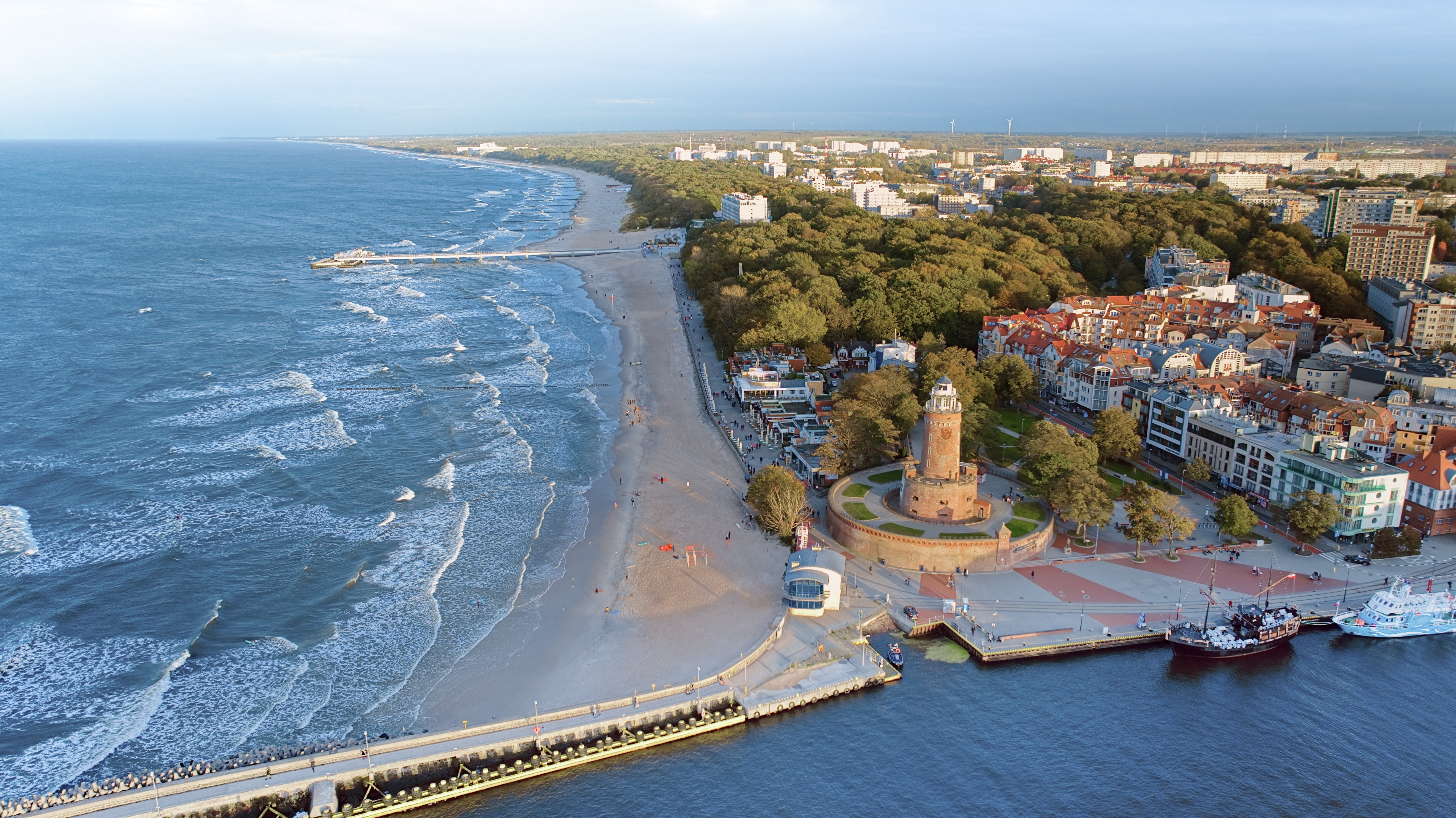 polen-kolberg-hafen-und-leuchtturm-von-oben-g-1819027800.jpg