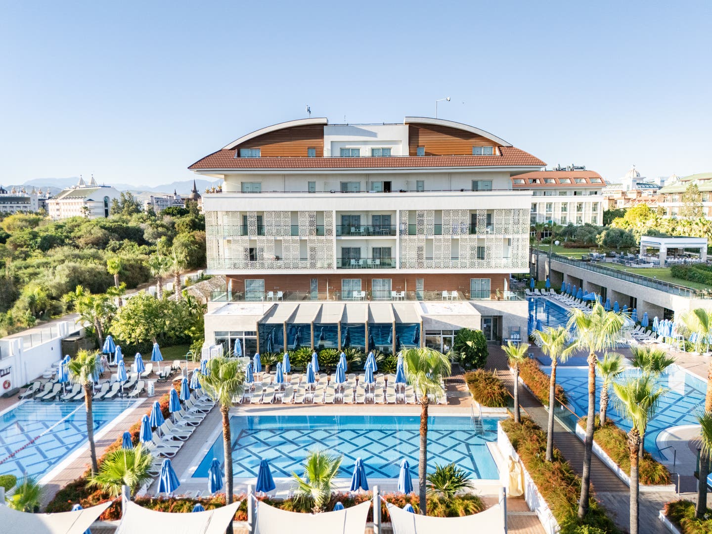 Luftbild eines Teils der Hotelanlage mit Pool im Vordergrund