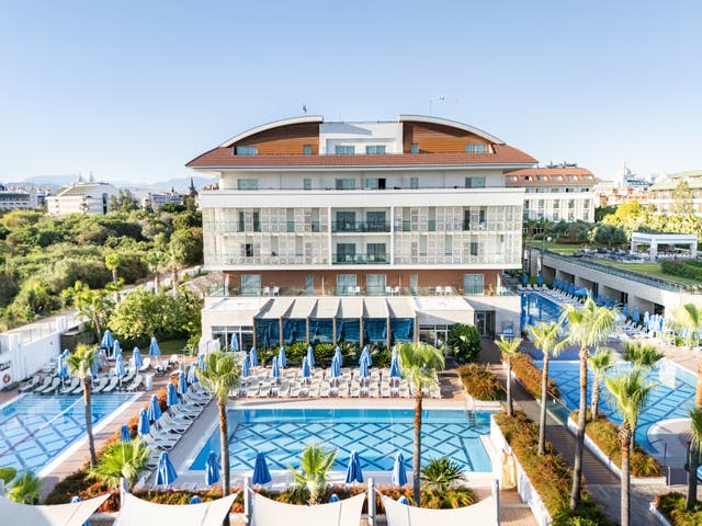 Luftbild eines Teils der Hotelanlage mit Pool im Vordergrund