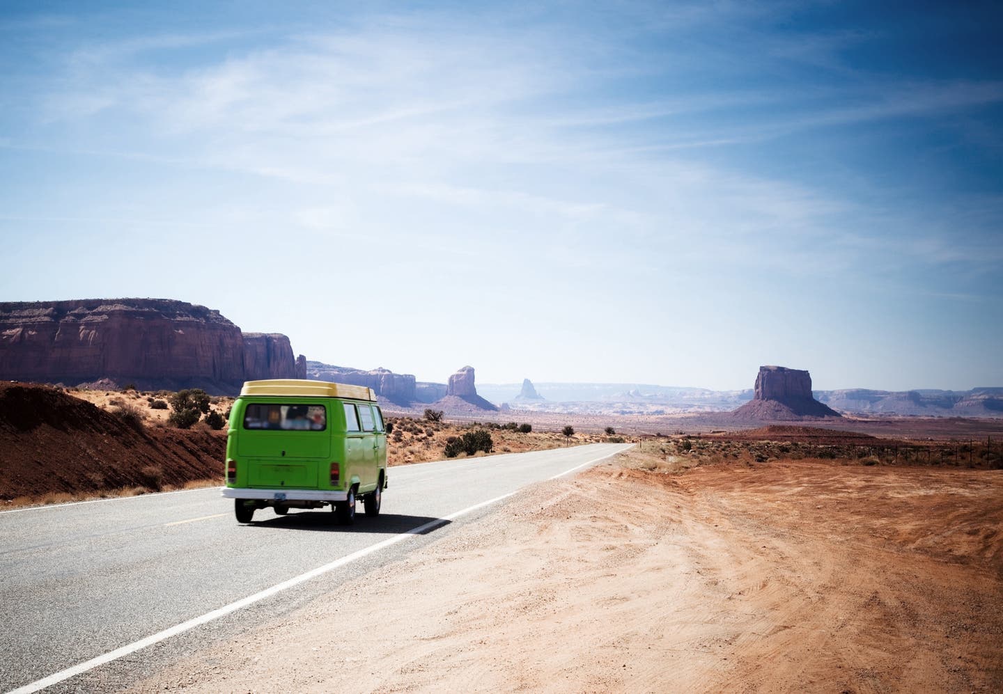 USA Einreiseinfos. Grüner VW Bus in einem Nationalpark