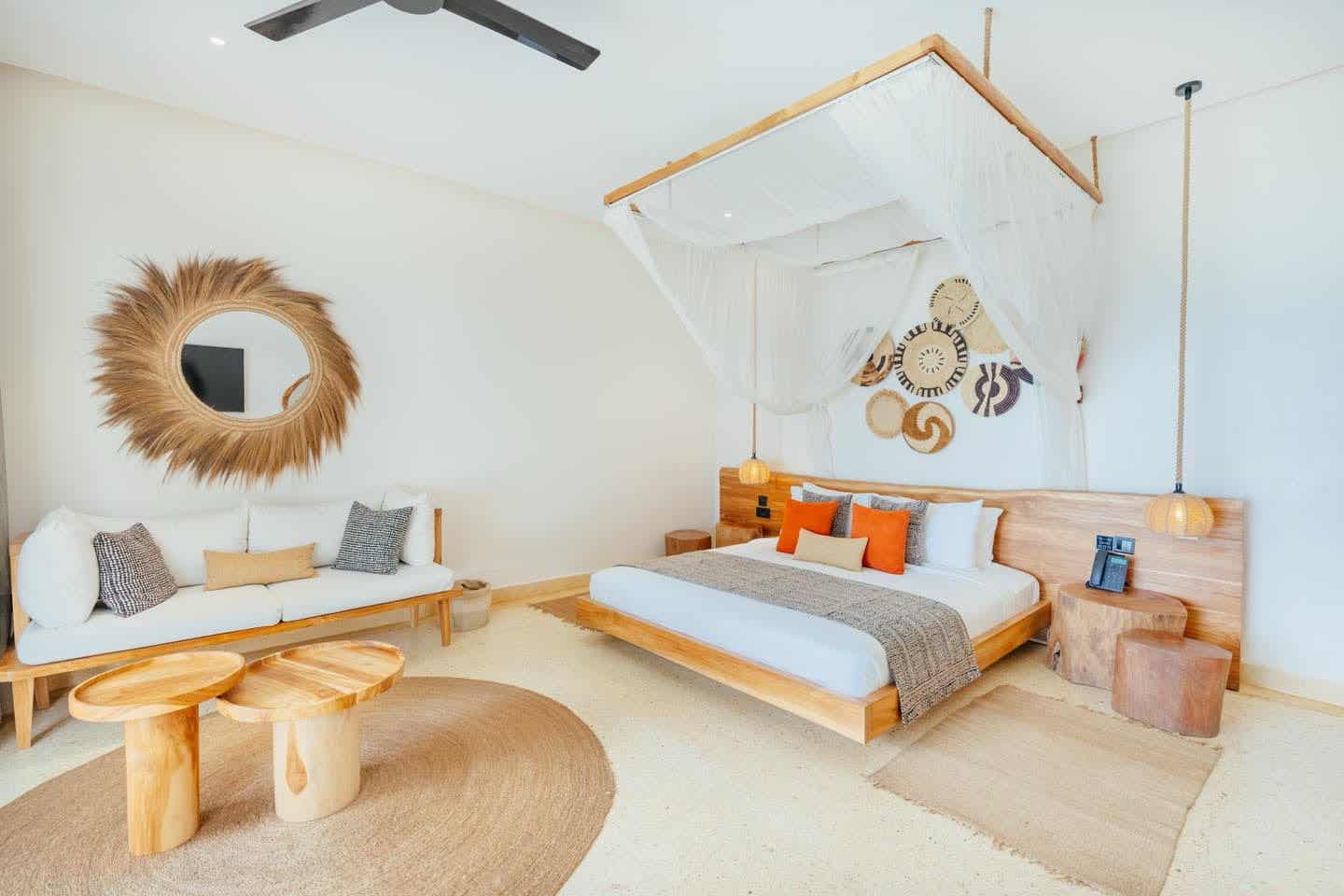 Afrikanischer Stil trifft moderne Eleganz – Wohlfühlzimmer im Aldiana Club Zanzibar Kwanza Stilvolles Hotelzimmer im Aldiana Club Zanzibar Kwanza mit Himmelbett, Naturmaterialien und afrikanischen Deko-Elementen, Sansibar