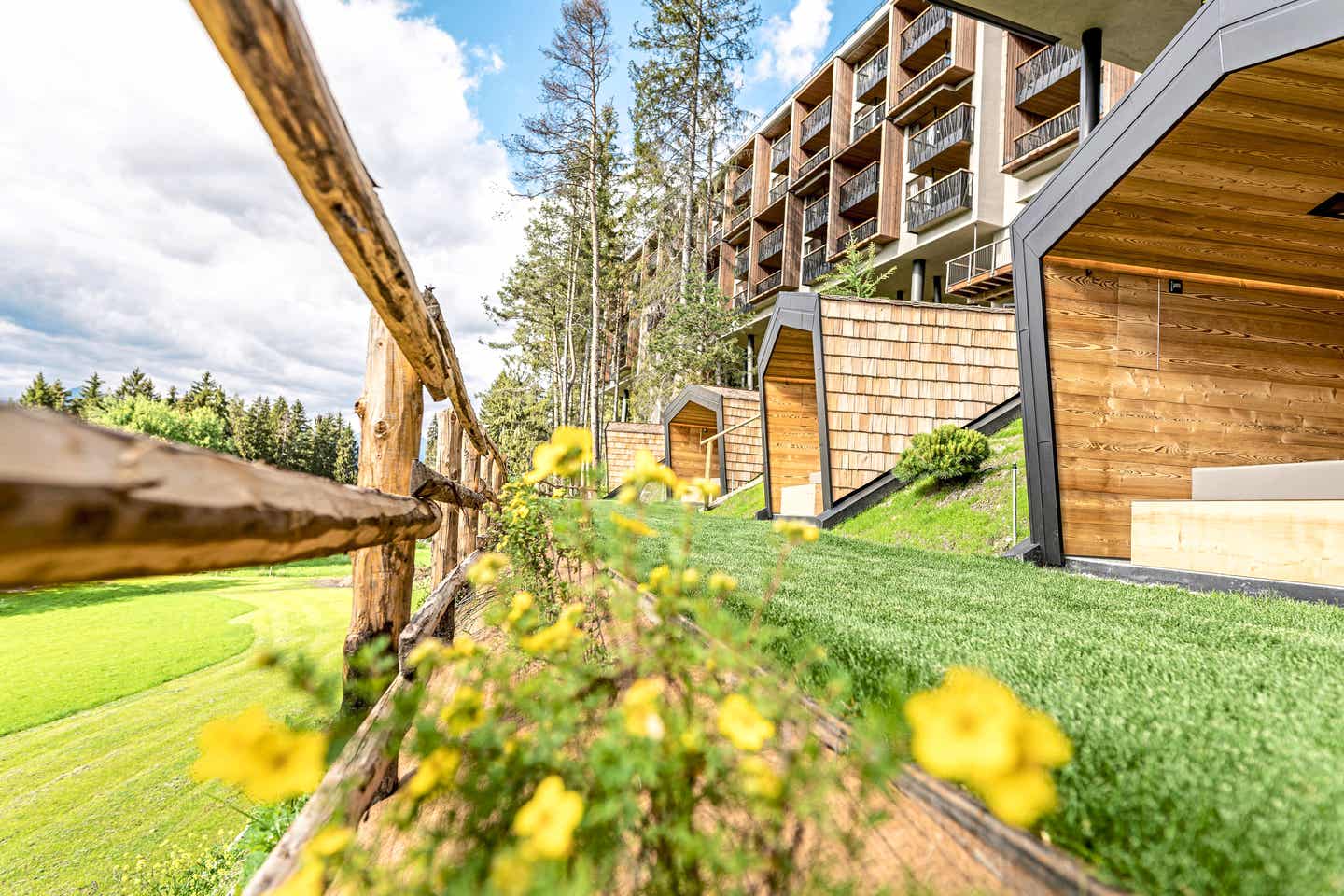 Wellnesshotel My Arbor in Südtirol mit Holzarchitektur, Gartenbereich und Panoramablick auf Wiesen und Wald Moderne Baumhaus-Architektur mit Ruhezonen & Blick ins Grüne am Plose-Hang