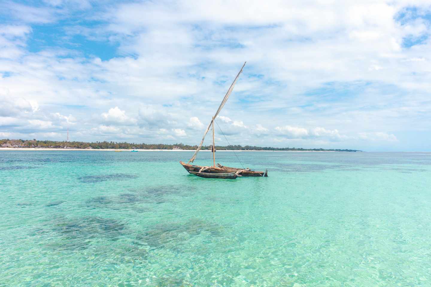 Hotel in Diani Beach: Fischerboot auf dem Wasser