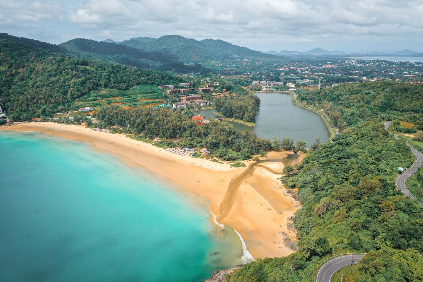 Luftaufnahme des Nai Harn Beach in Phuket