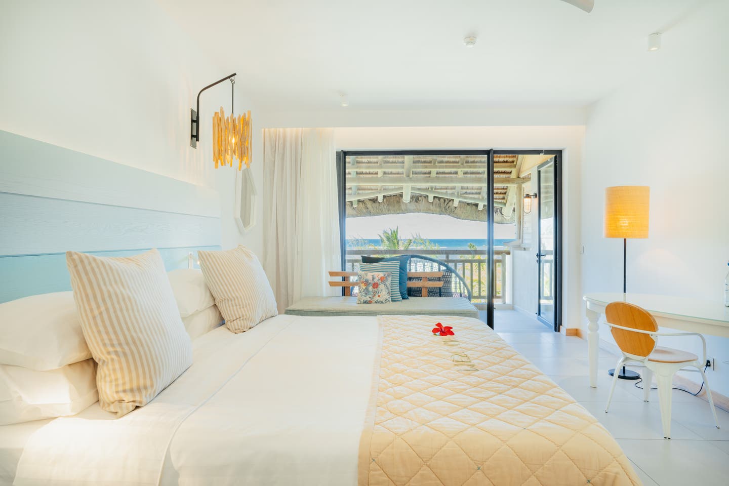 Schlafzimmer mit Doppelbett und Balkon in einem Deluxe Room