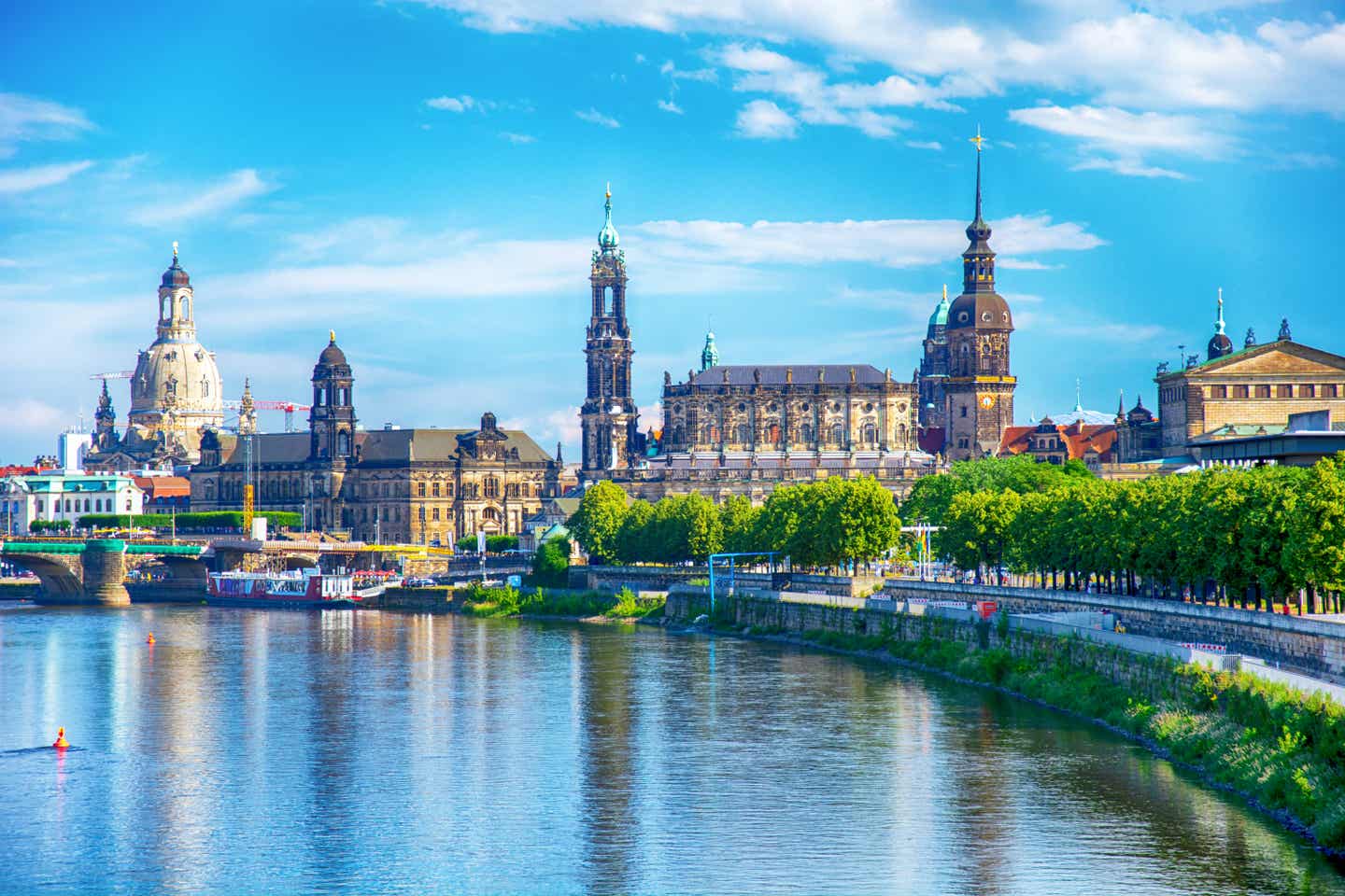 Hotels in Dresden: Elbufer mit Hofkirche und Semperoper im Hintergrund