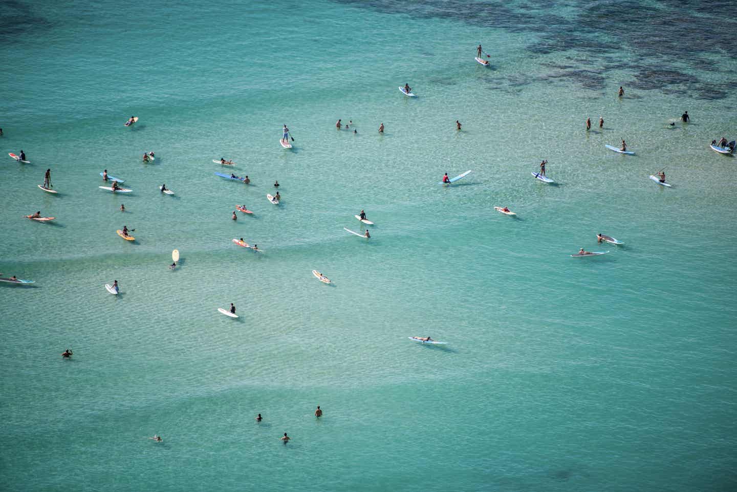 Beste Reisezeit Hawaii: Luftbild von Surfern am Waikiki Beach