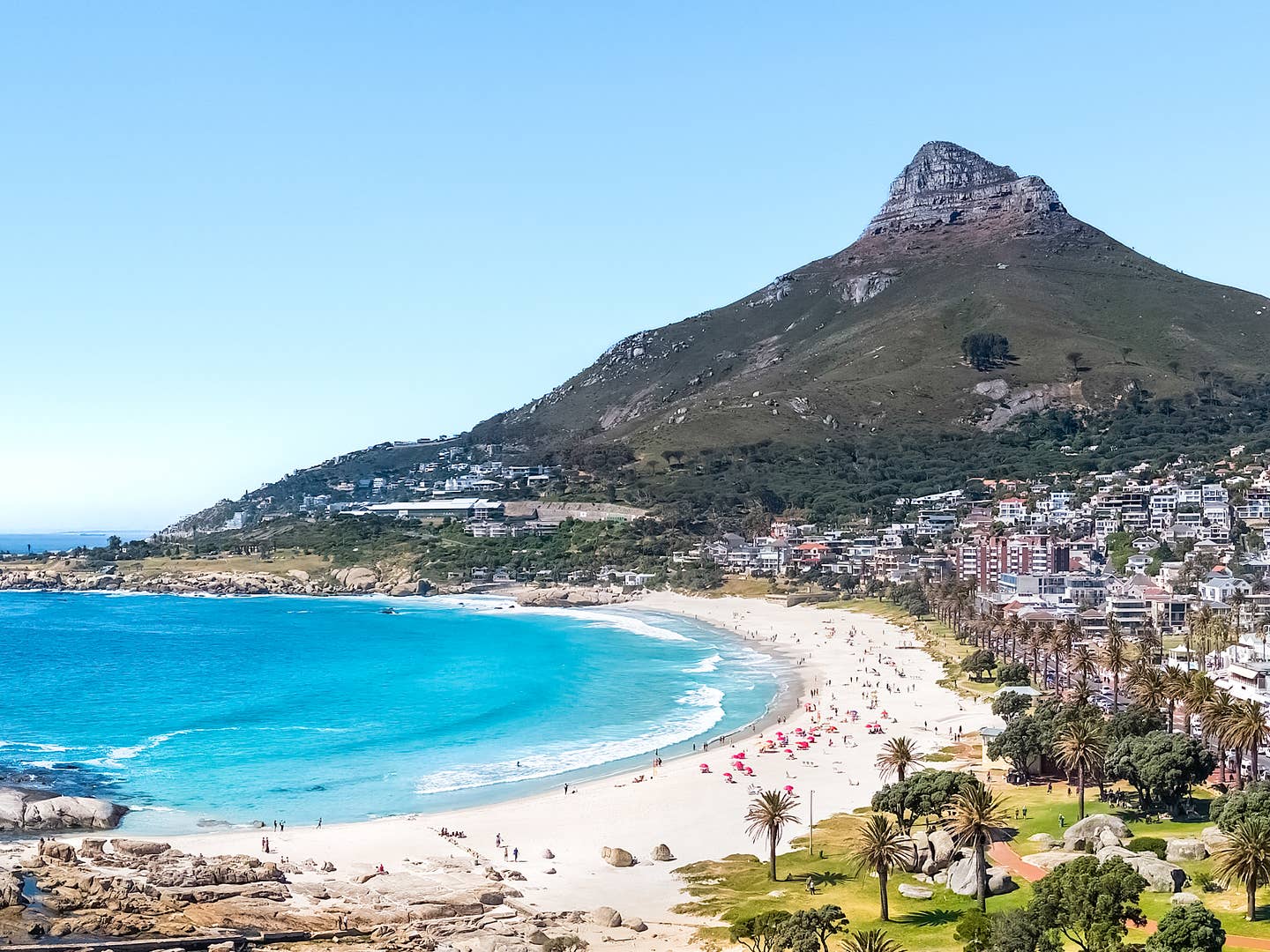 Afrika Urlaub: Blick auf den Strand von Camps Bay in Südafrika Afrika Urlaub: Blick auf den Strand von Camps Bay in Südafrika