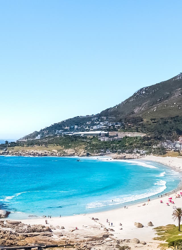Afrika Urlaub Afrika Urlaub: Blick auf den Strand von Camps Bay in Südafrika