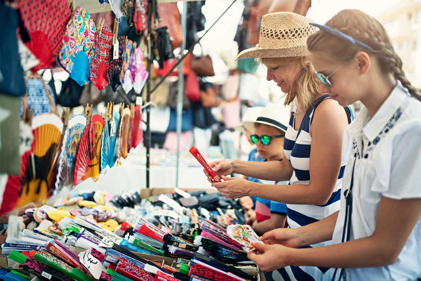 Familie steht vor einem Marktstand