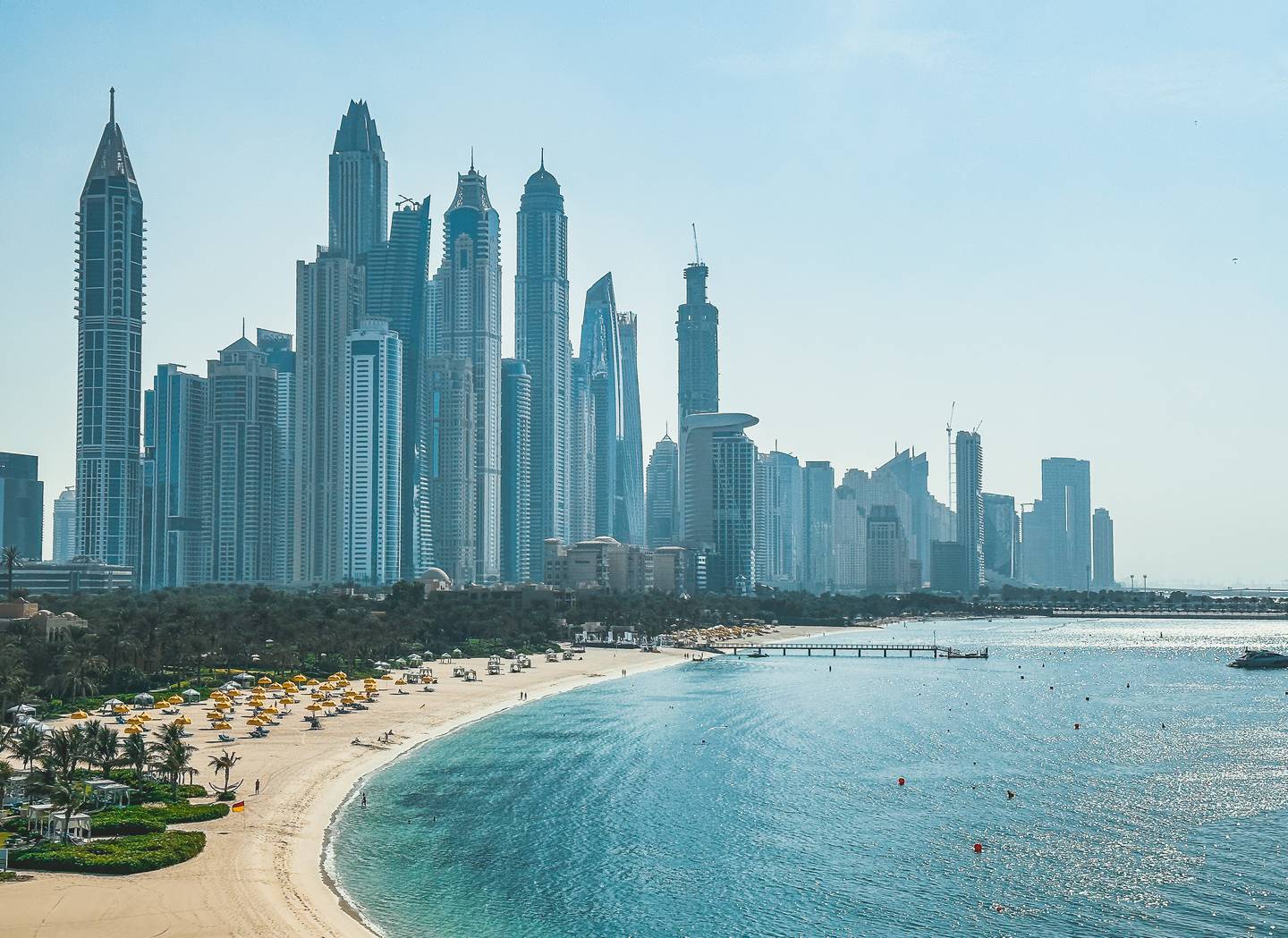 Urlaub in den Vereinigten Arabischen Emiraten – der Strand und die Skyline von Dubai