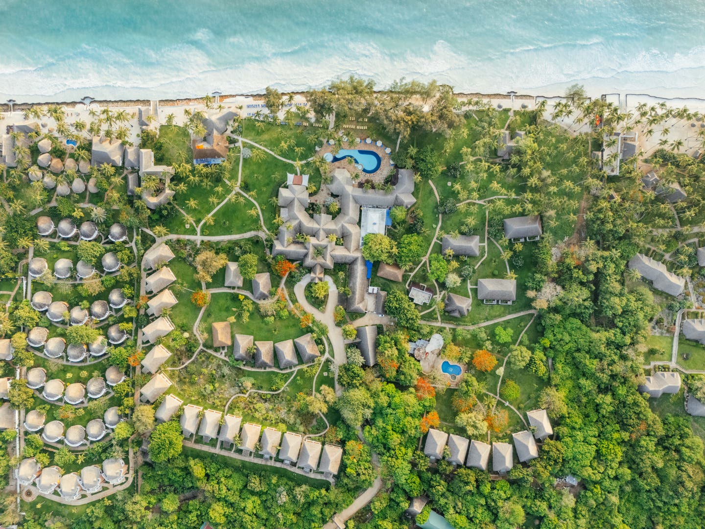 Luftbild des Resorts mit kleinen Häusern unter Palmen