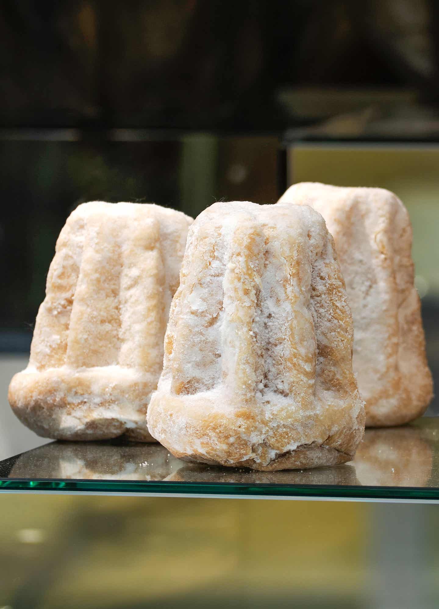 Pandoro di Verona: schmeckt nicht nur an Weihnachten Traditioneller Weihnachtskuchen aus Verona: der Pandoro di Verona, sternenförmiger Kuchen mit Puderzucker bestäubt