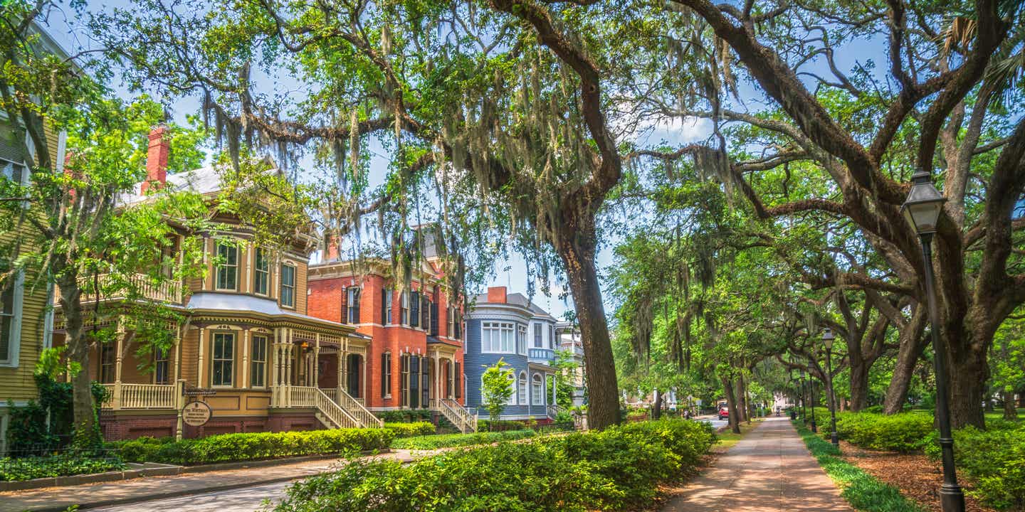 Blick auf ein Haus im Antebellum Stil in einer Stadt im US-amerikanischem Süden
