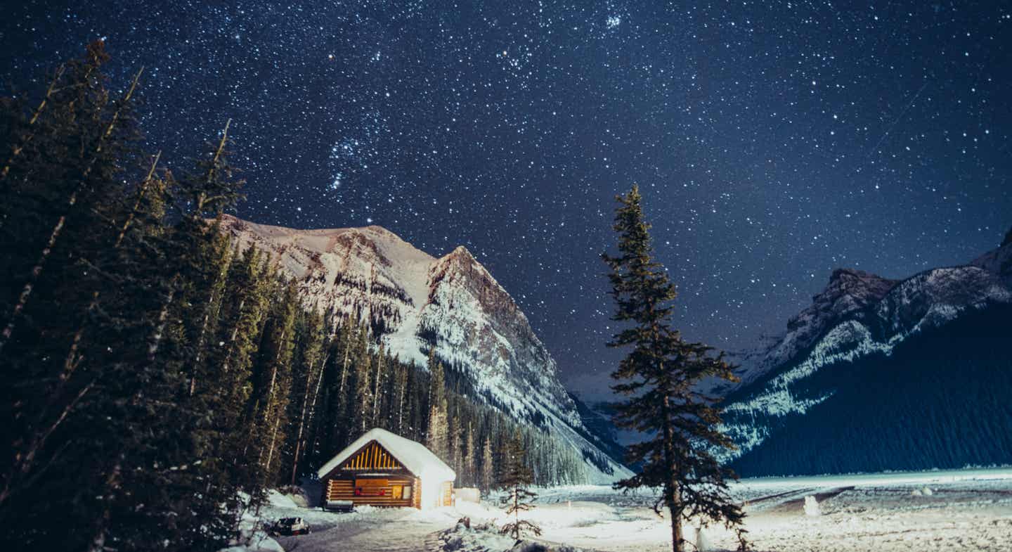 Klarer Sternenhimmel in Lake Louise im schneebedeckten Banff-Nationalpark bei Nacht