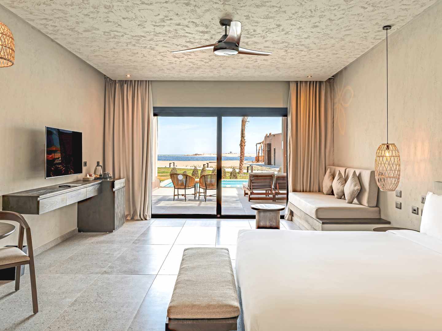 Swim-up-Doppelzimmer im Sentido Naga Bay in Ägypten mit Doppelbett, Sitzbereich, Terrasse und direktem Zugang zum Pool