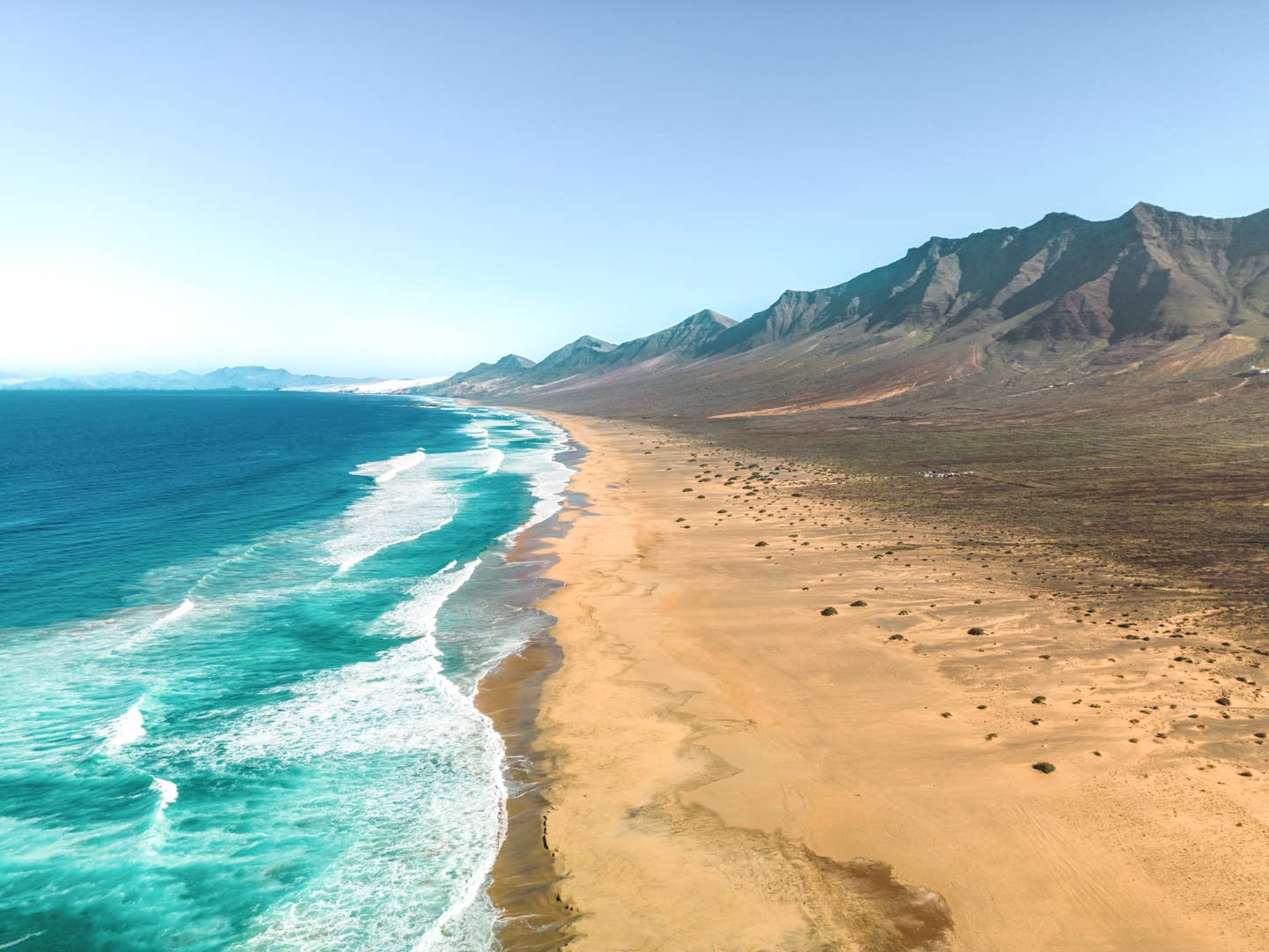 Kanaren-Urlaub: Strand mit Blick auf die Berge, Cofete