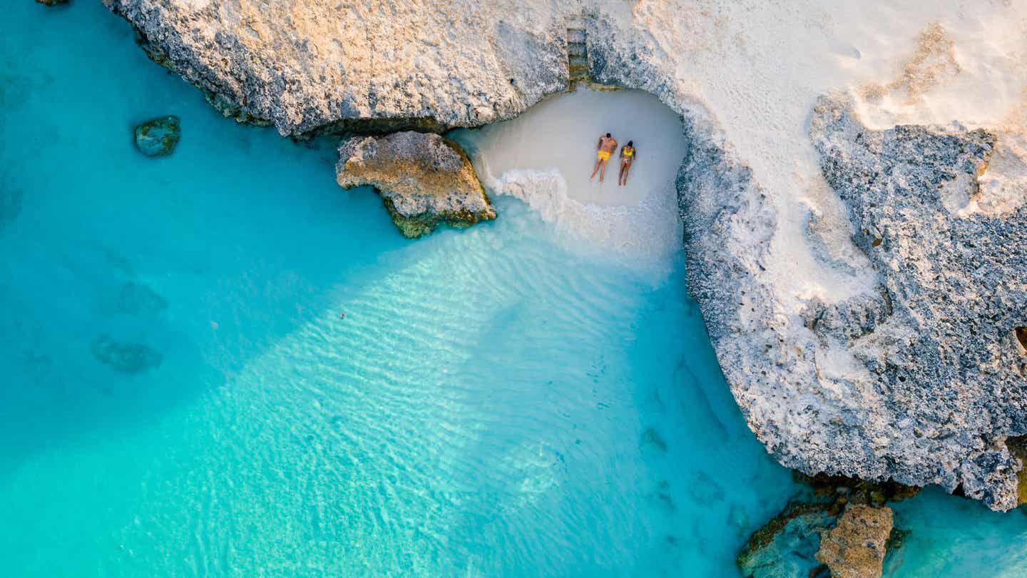 Entspannt zu zweit am Strand der karibischen Insel Aruba