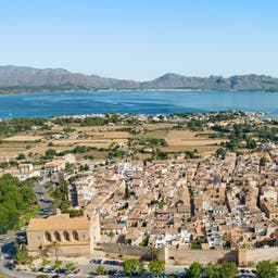spanien-balearen-mallorca-alcudia-blick-stadt-meer-g-1405777405.jpg