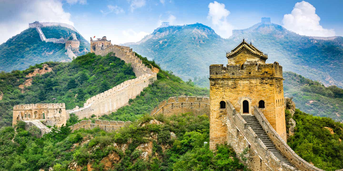 Panorama der Großen Mauer in China bei Sonnenaufgang mit Bergen im Hintergrund