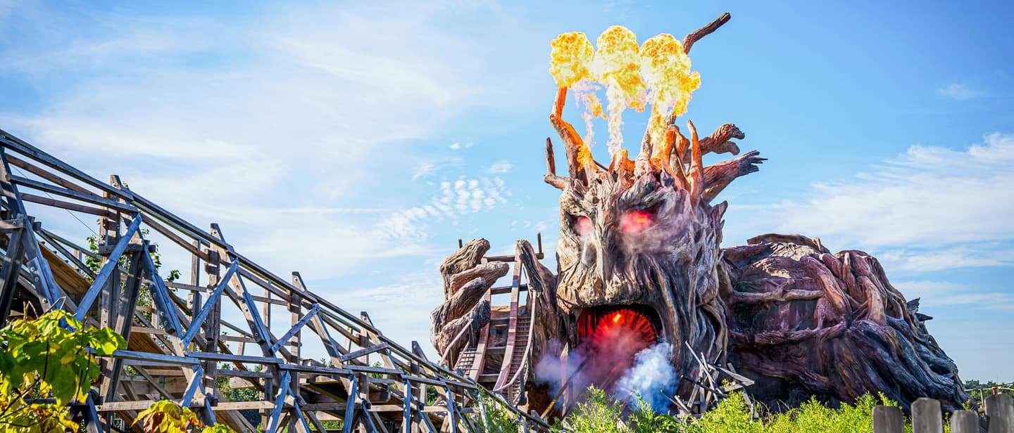 Die Colossus Achterbahn im Heide Park Soltau, einem der besten Freizeitparks Europas