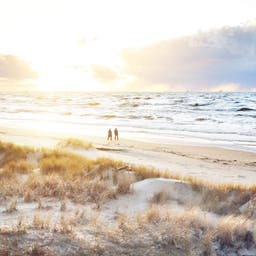 wellness-paar-macht-strandspaziergang-g-1219125920.jpg