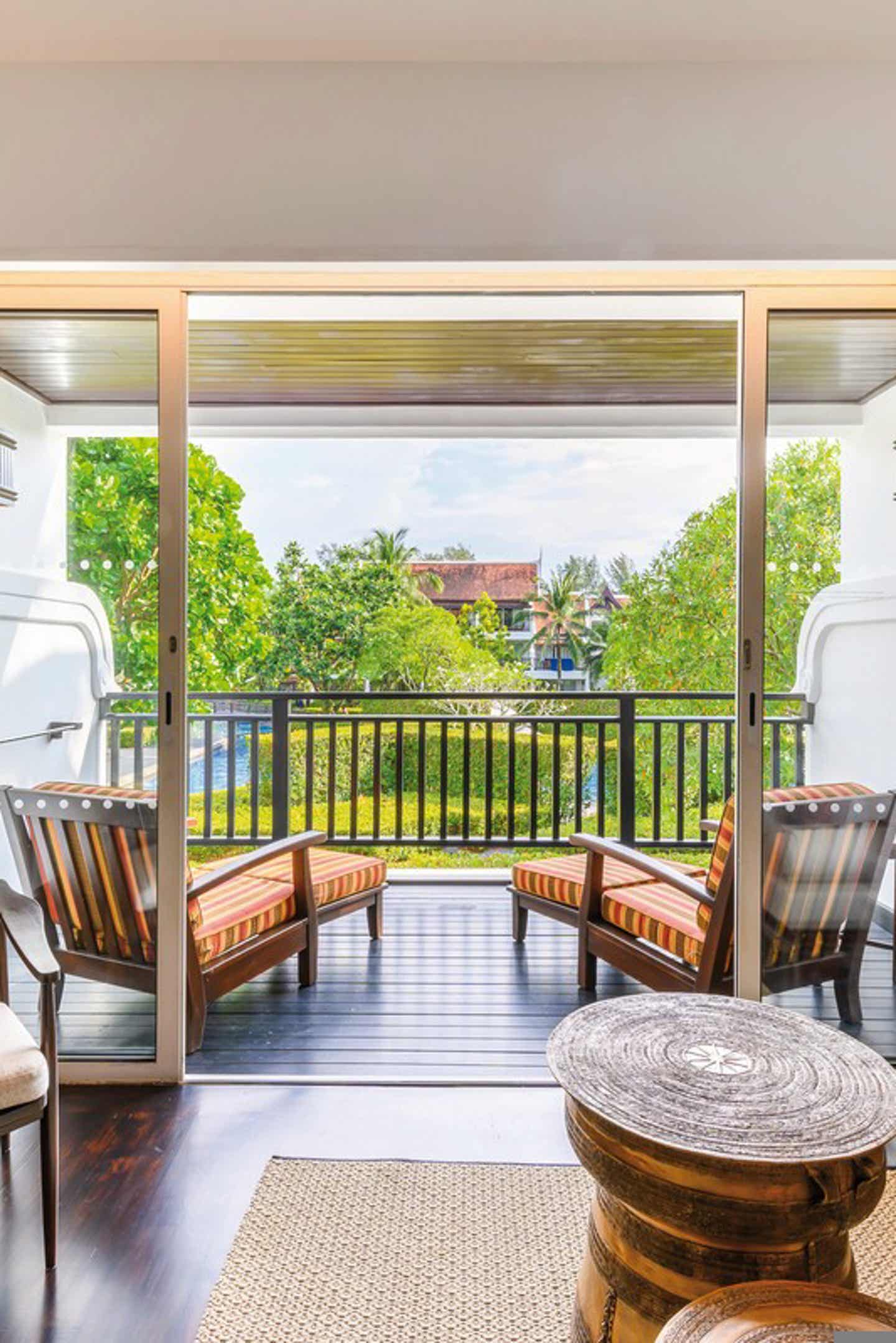 Balkon mit Liegen im JW Marriott Khao Lak Resort & Spa