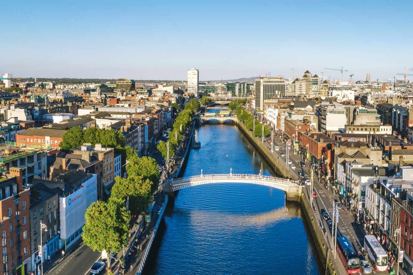 Die Ha'Penny Brücke und der Liffey Fluss als Sehenswürdigkeit in Dublin