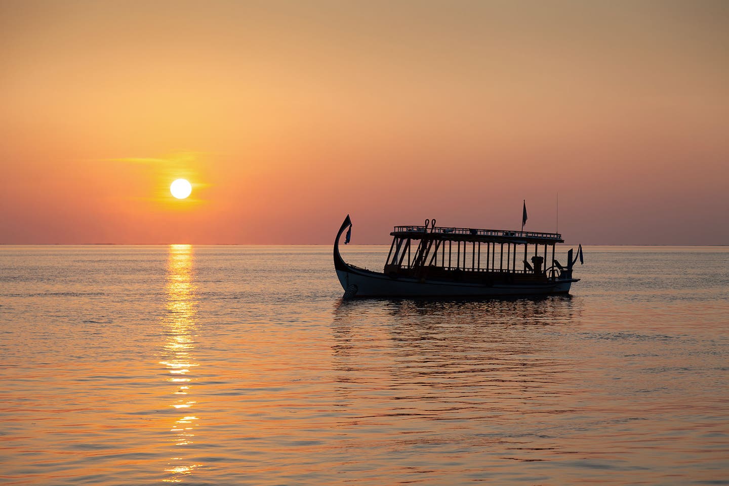Kleines Boot auf dem Meer bei Sonnenuntergang