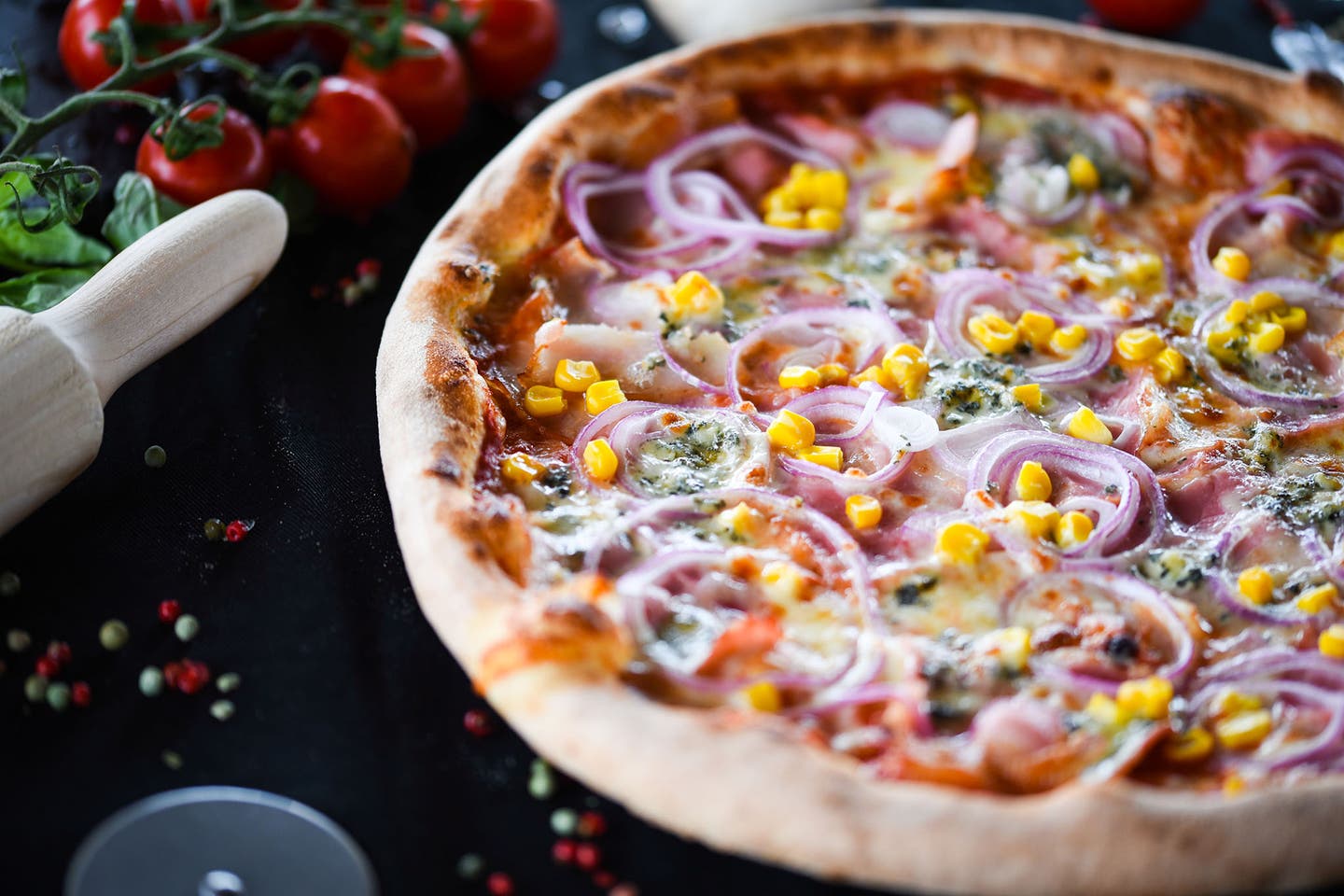 Italienische Pizza mit Thunfisch und roten Zwiebeln