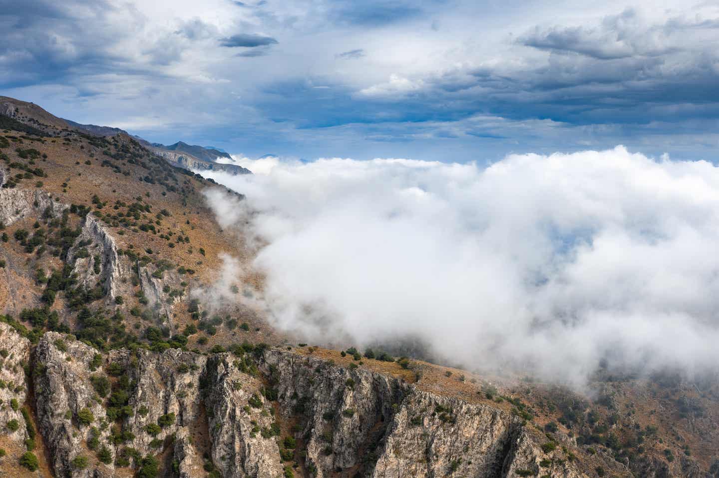 Schönste Schluchten Kreta: ragt meterhoch in die Wolkendecke