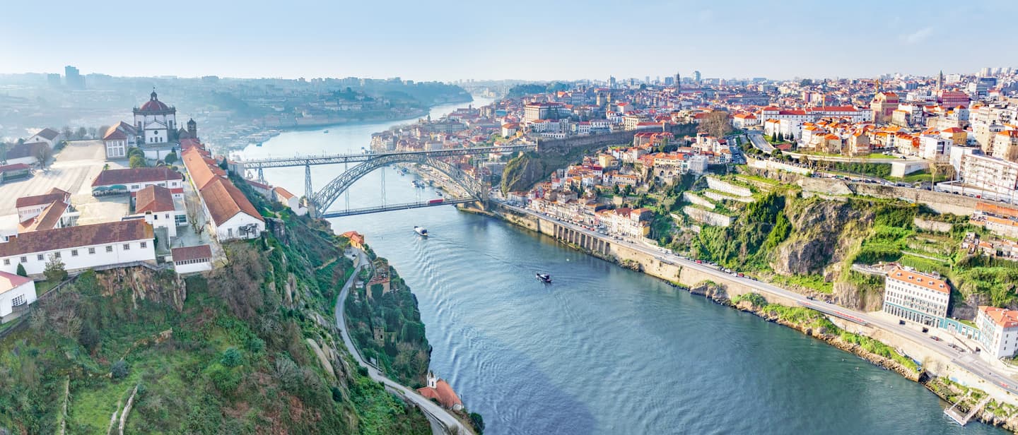 Porto Sehenswürdigkeiten: Luftaufnahme von Porto mit Douro, Brücke Dom Luís I und Uferpromenaden zwischen Altstadt und Gaia