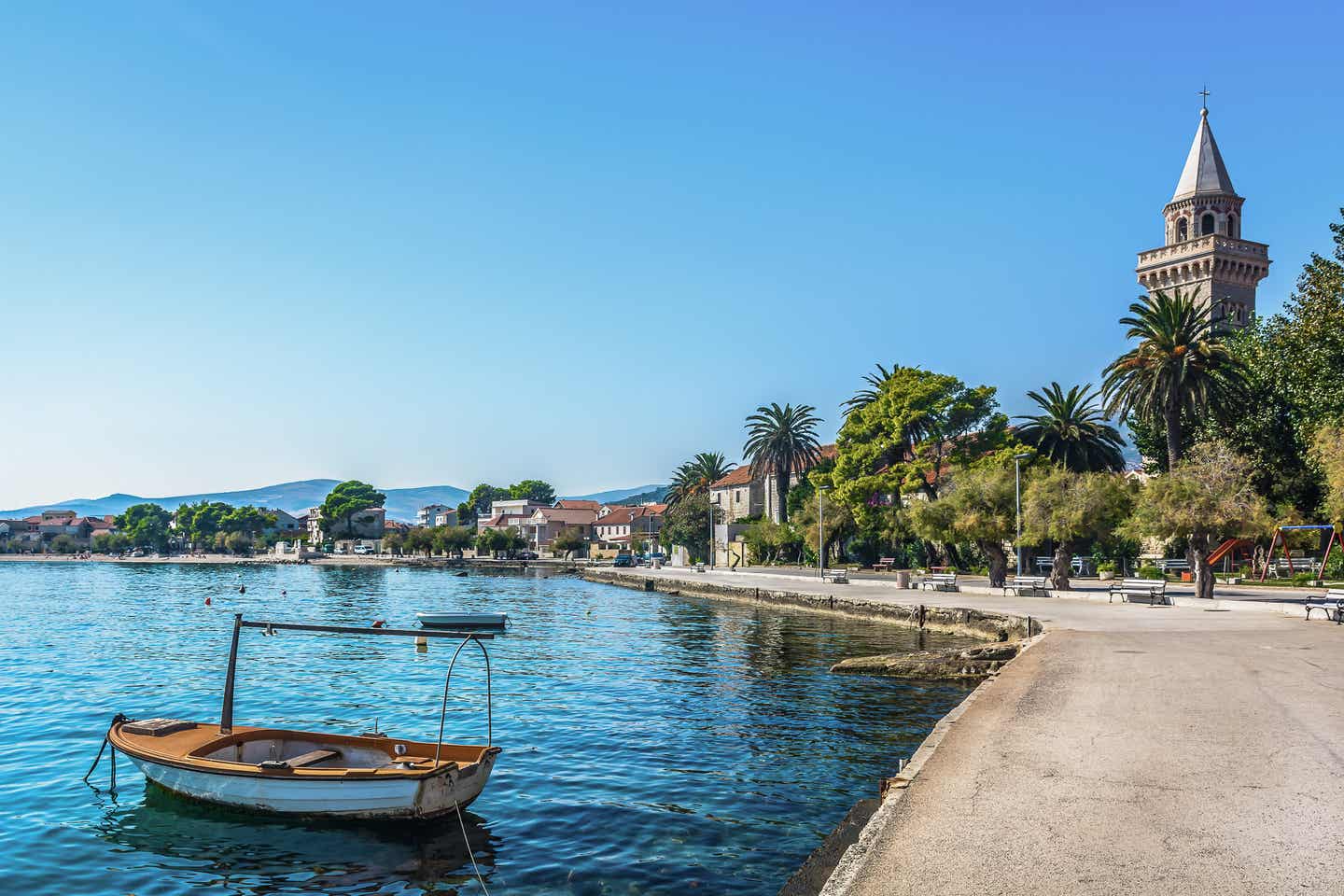 Split Strände: Uferpromenade des Spliter Vororts Kastela